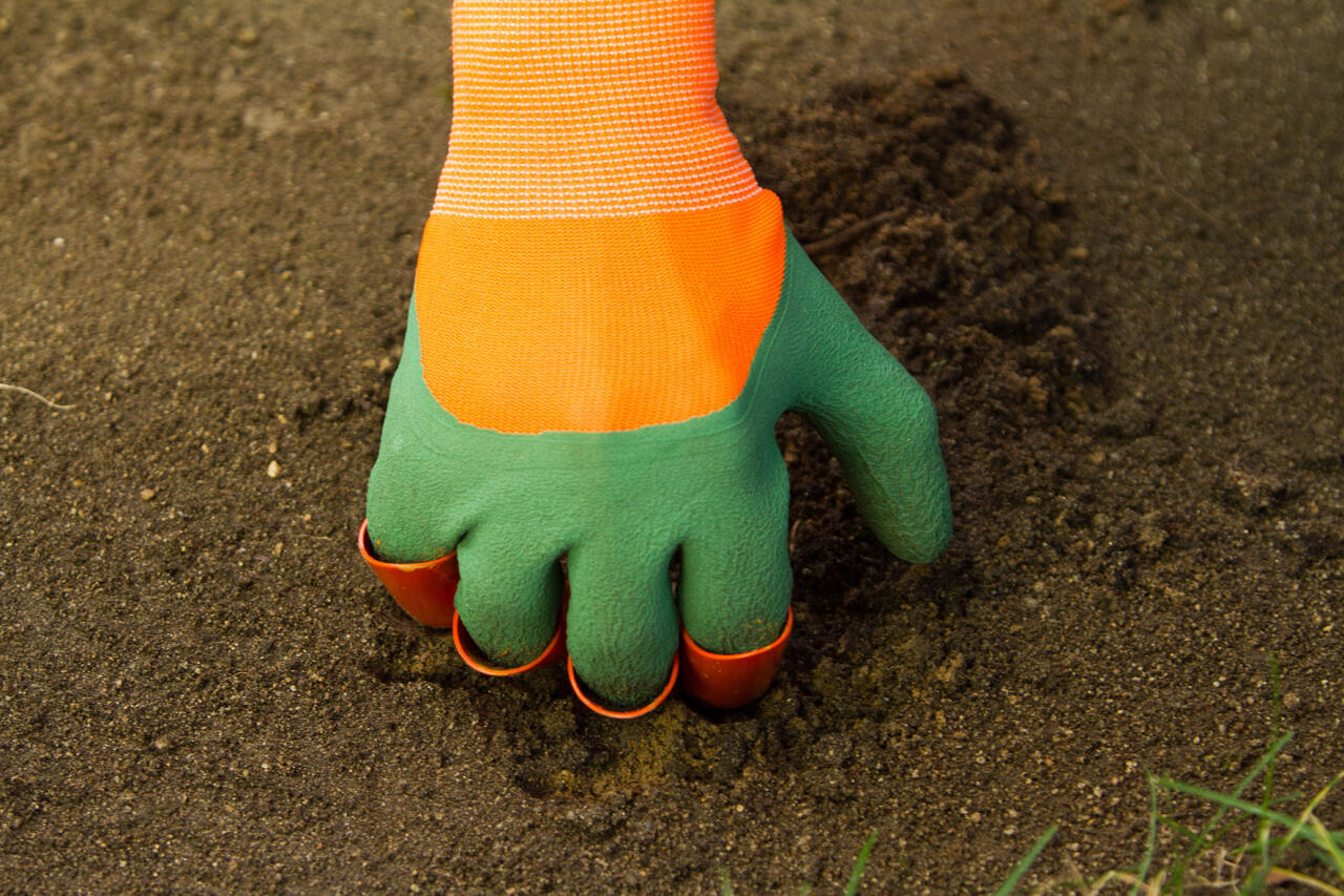 Guantes de jardinería a prueba de agua con garras para cavar, plantar y rastrillar